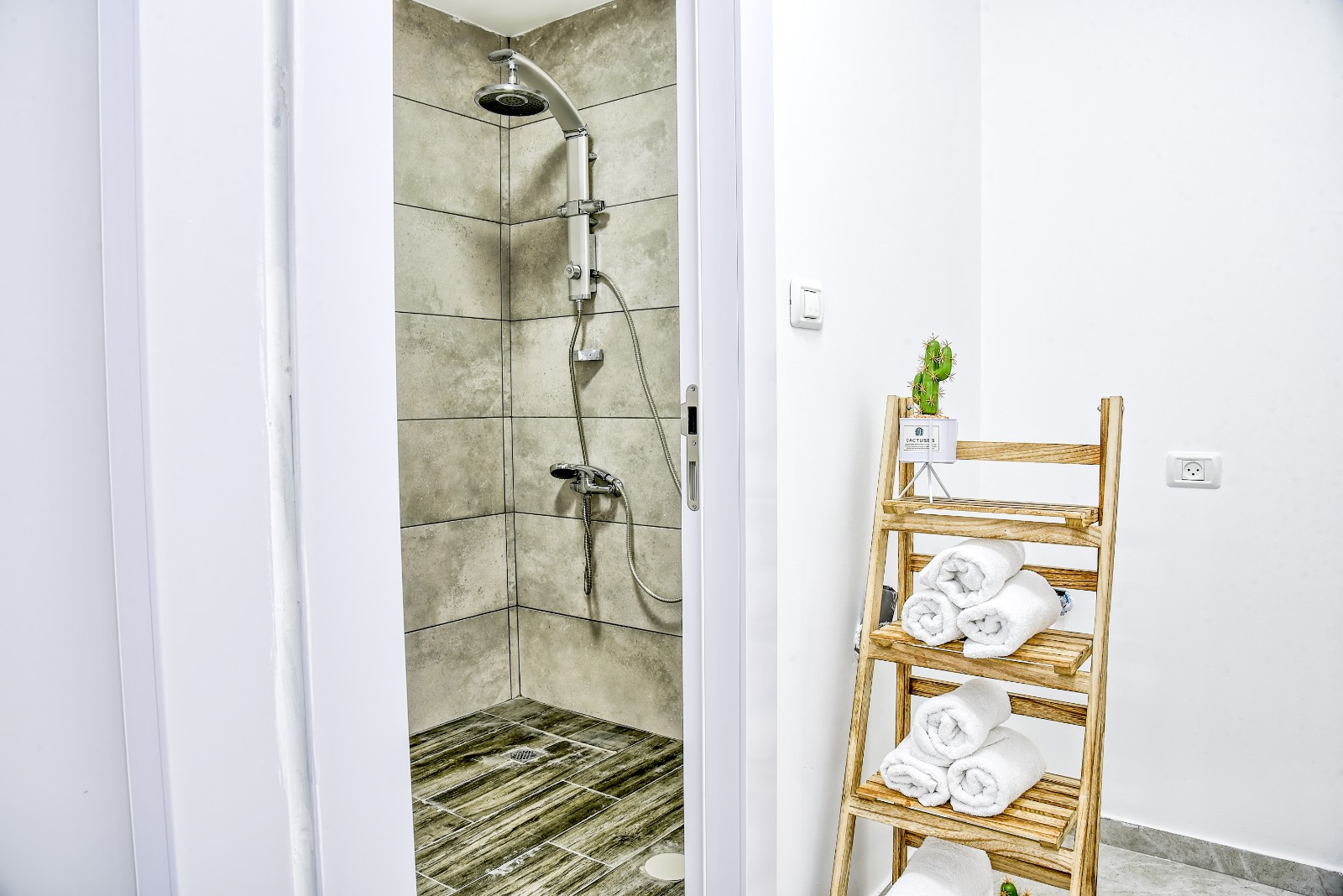 A walk-in rain-shower retreat