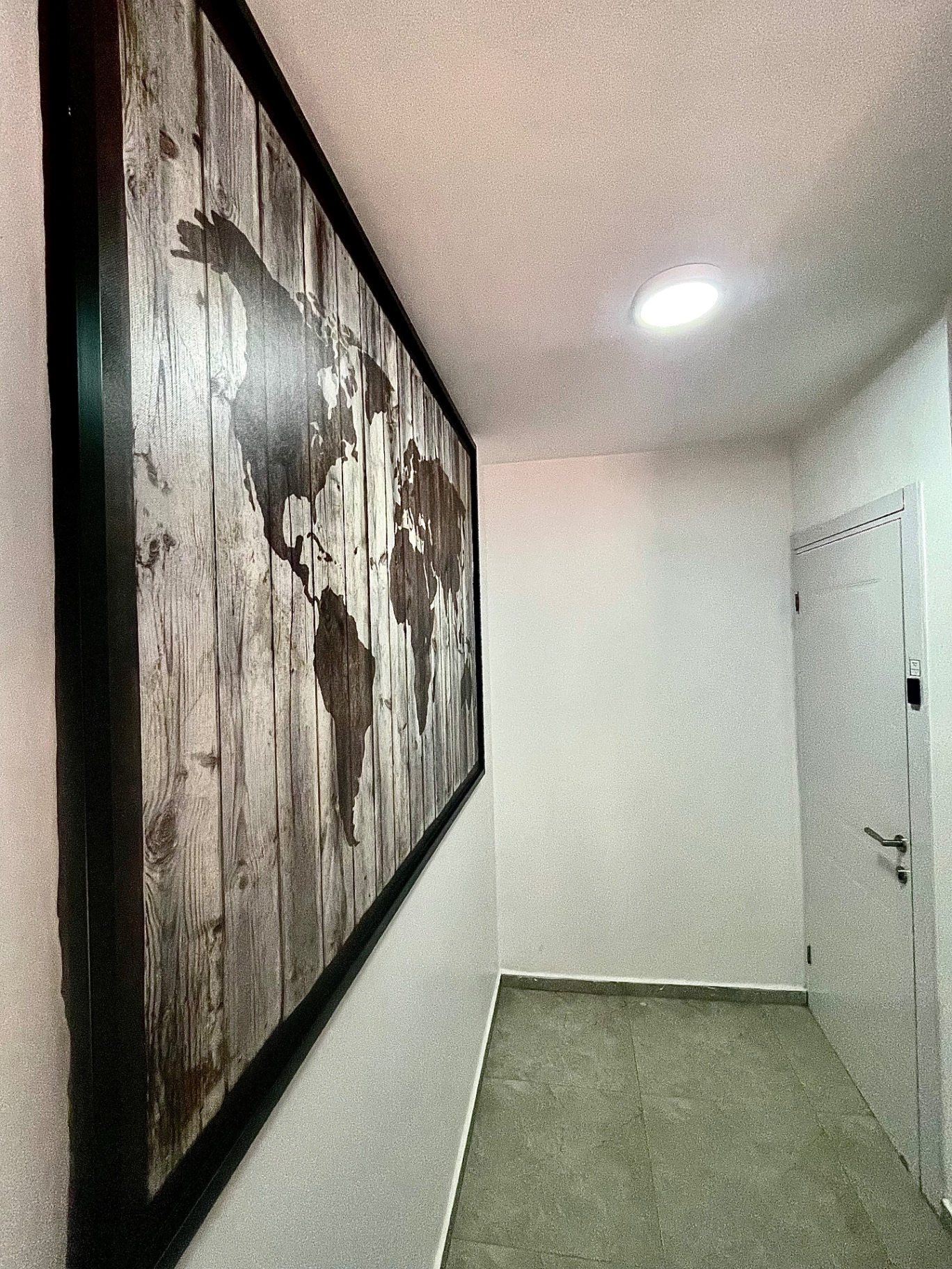 Architectural lines, gallery-soft details